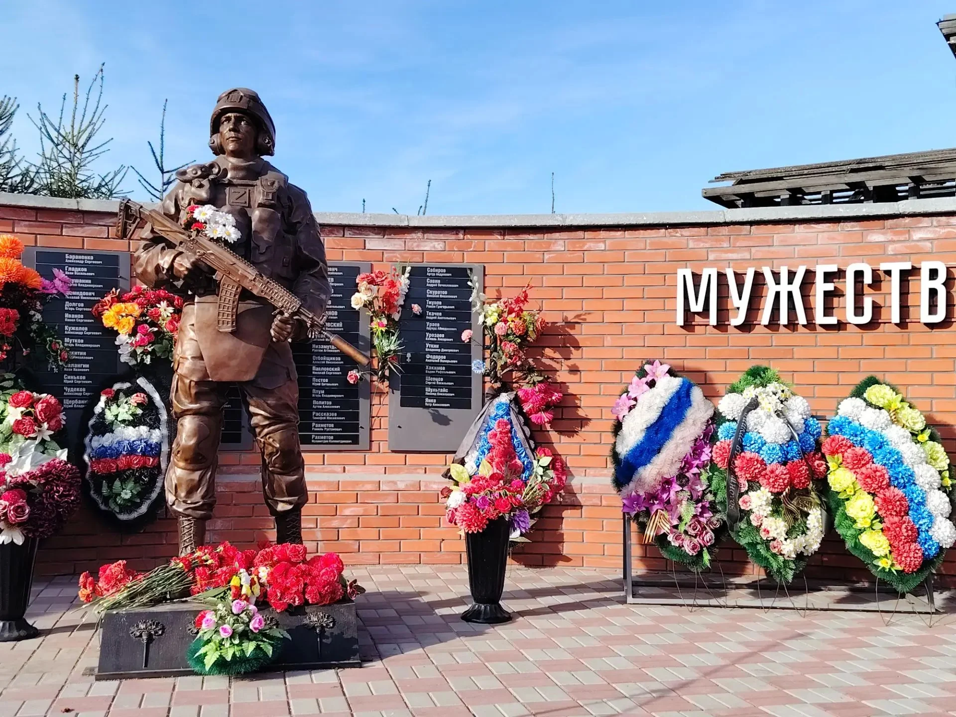 В Таре проходит прощание с погибшими волонтерами