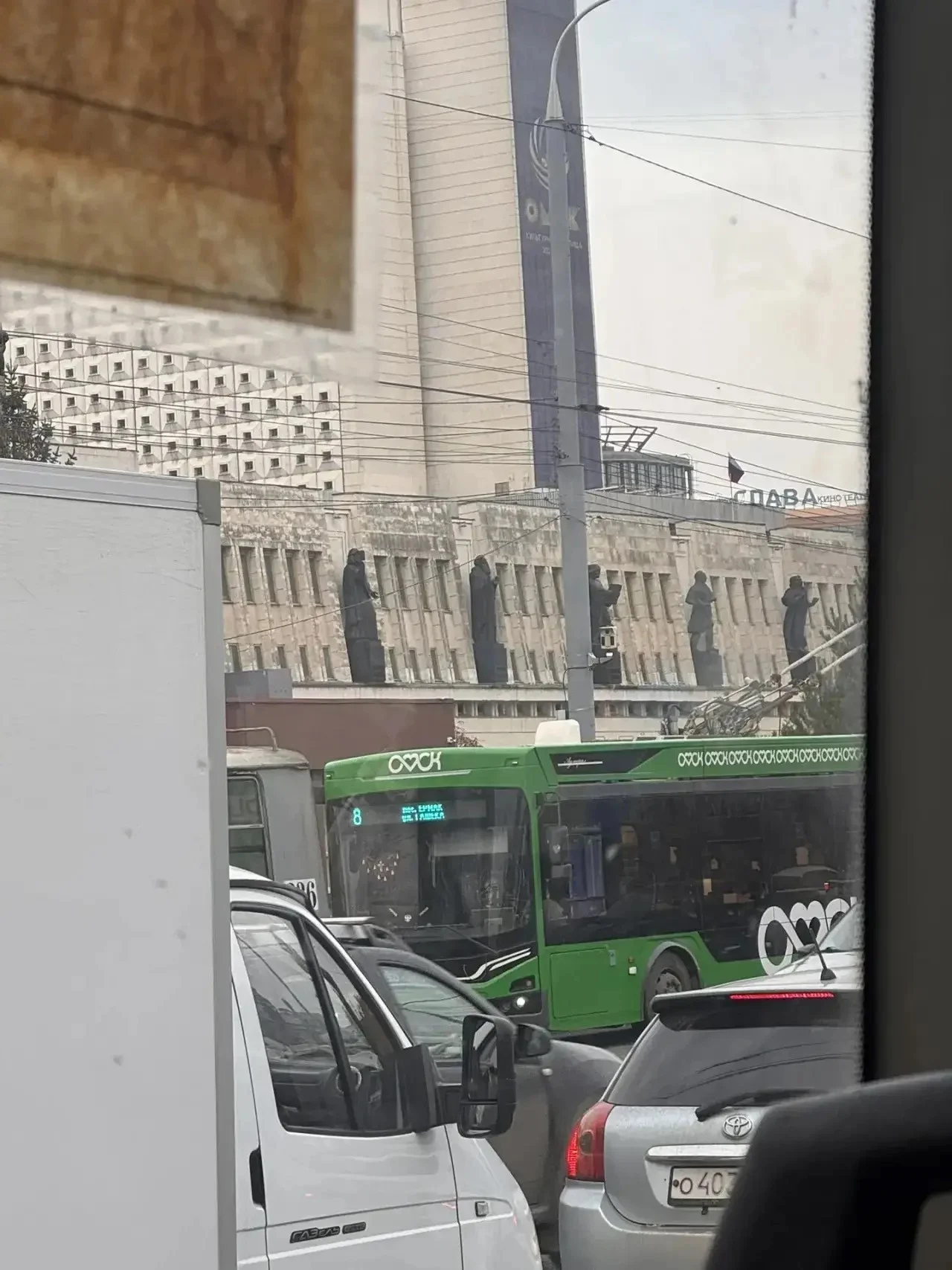 В центре Омска образовались огромные пробки