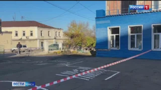 Омич на большой скорости врезался в здание школы