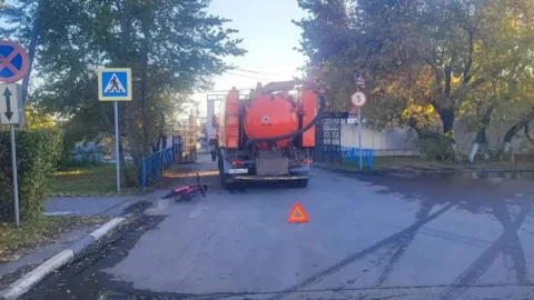 В Омске КамАЗ сбил подростка на велосипеде
