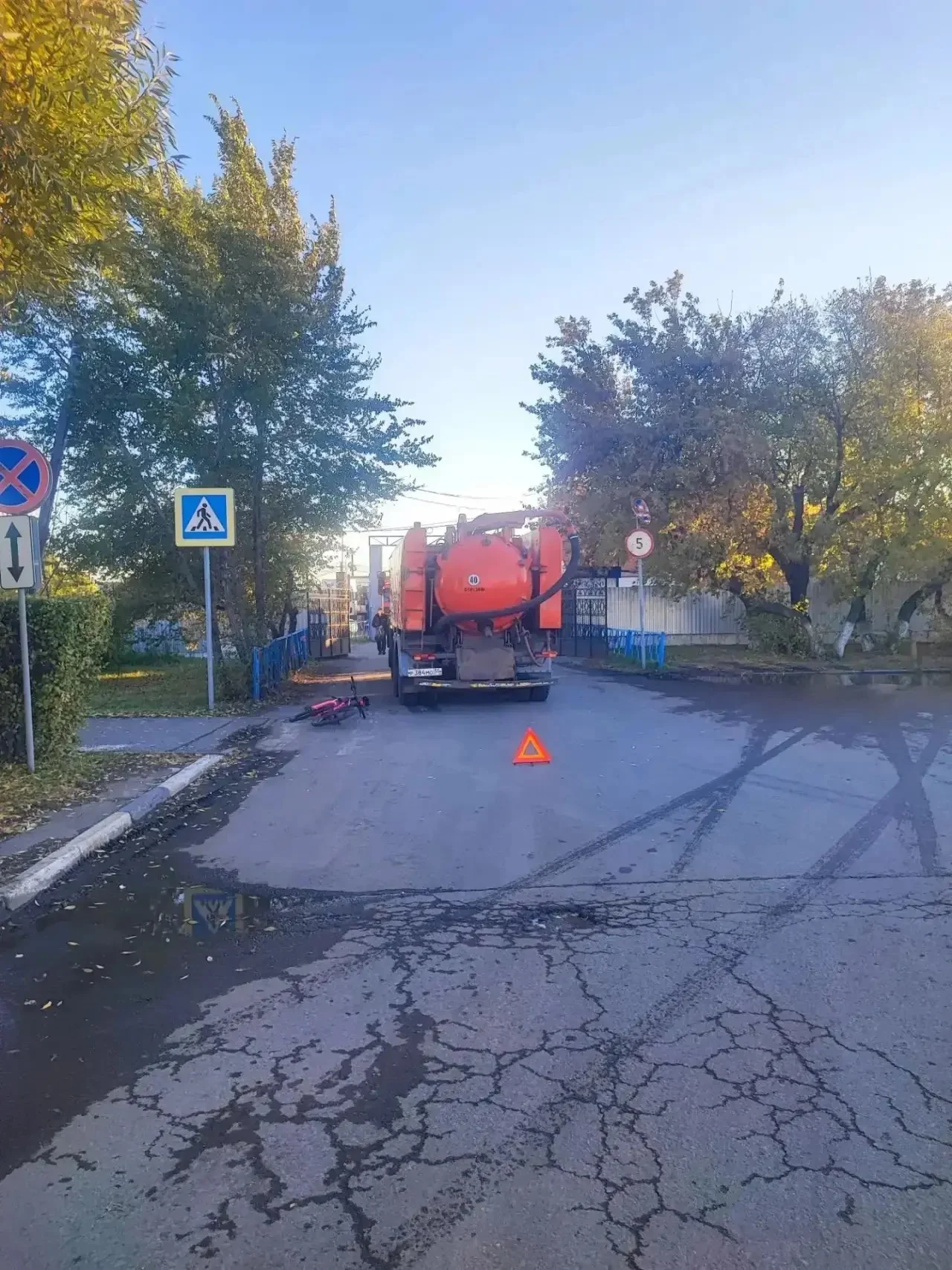 В Омске КамАЗ сбил подростка на велосипеде