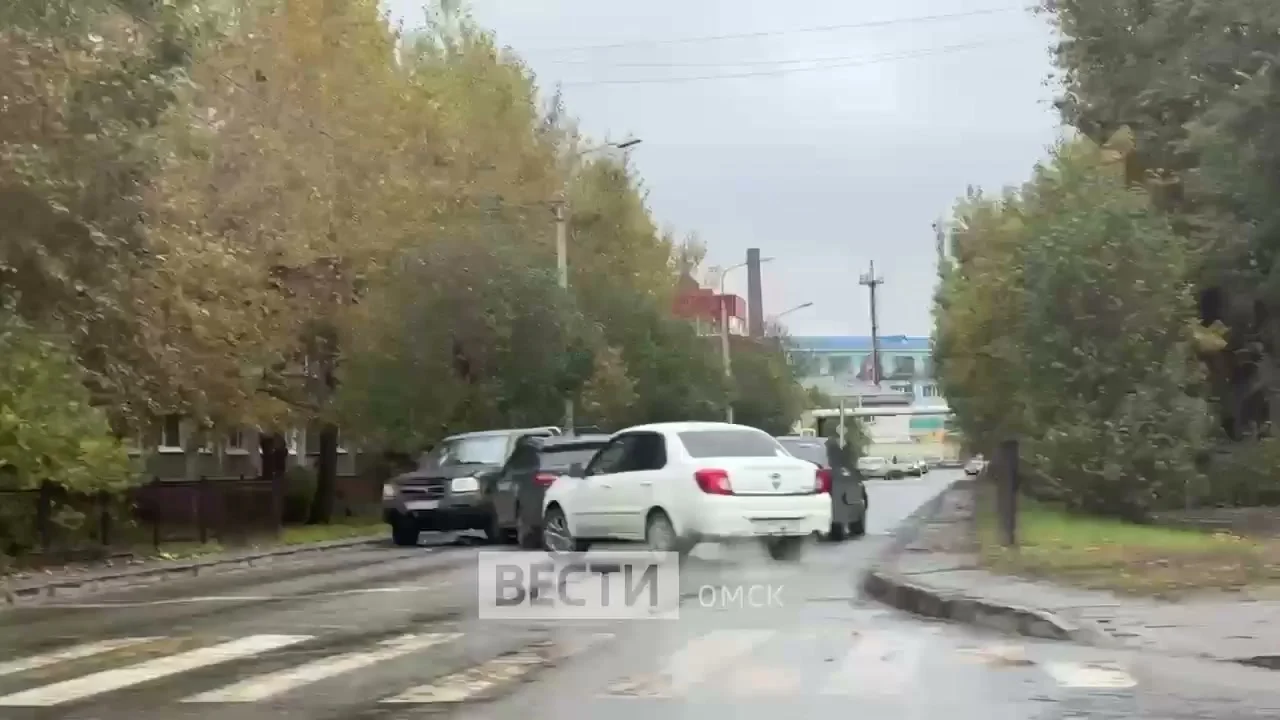Массовое ДТП парализовало движение на одной из улиц Омска