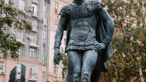 Новый художественный руководитель Омского музыкального театра Андрис Лиепа вместе с сестрой открыл памятник своему отцу