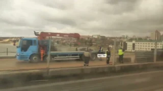 На мосту у Телецентра идут работы: что делают строители?