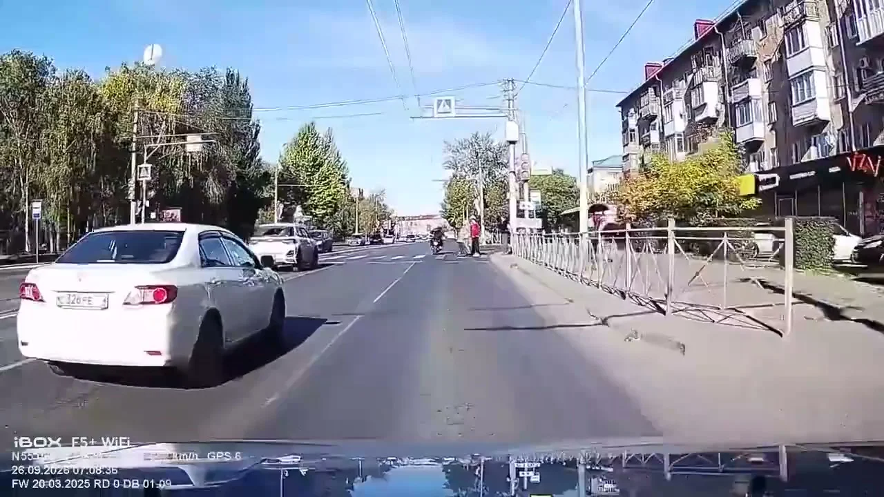 Мотоциклист едва не сбил ребенка на пешеходном переходе на проспекте Мира